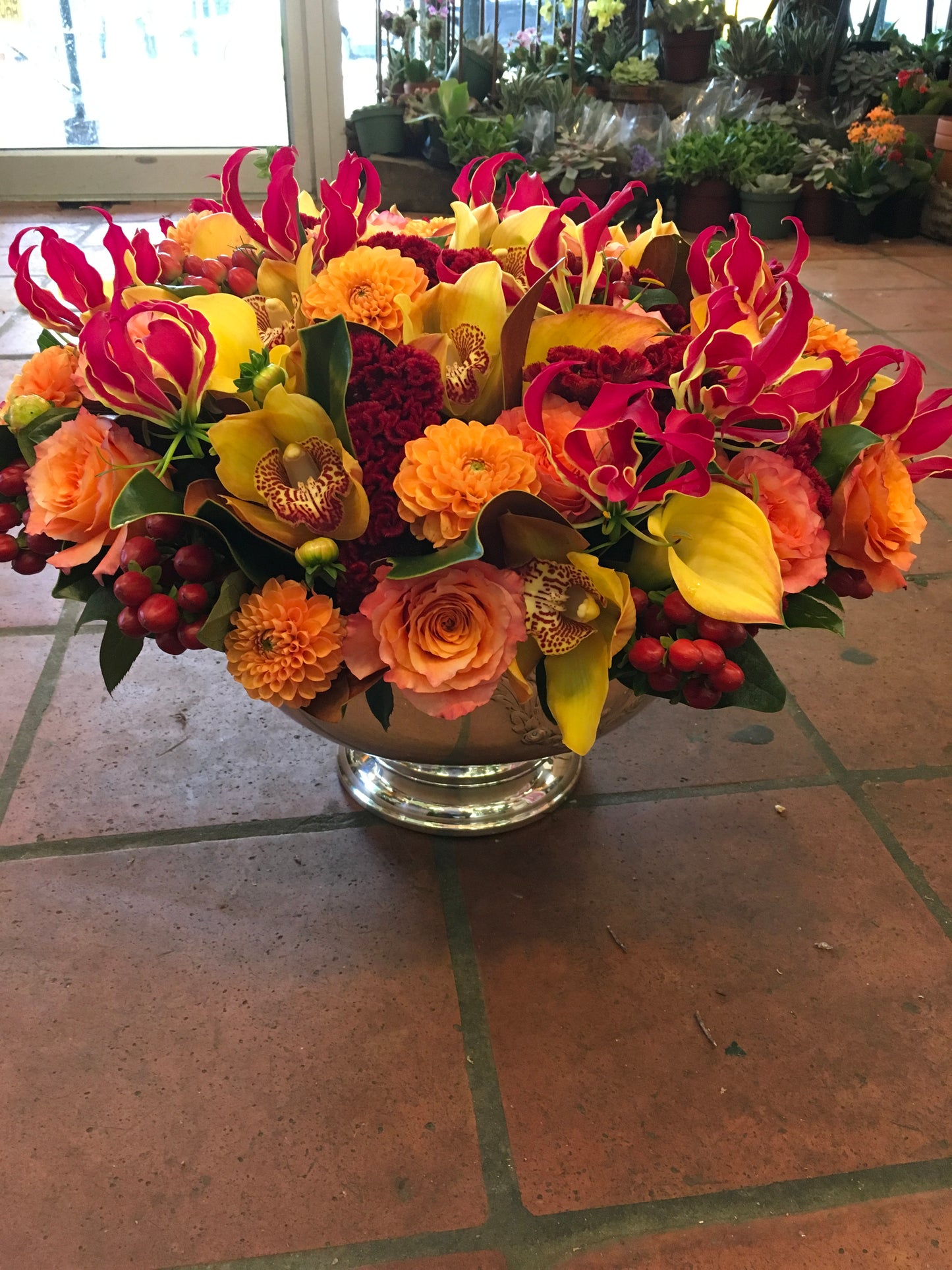 Red Berry Flower Arrangement – A Stunning Centerpiece